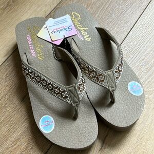 Skechers NEW WITH TAGS Vinyasa Yoga Foam Lotus Rhinestone Flip Flops Siz…